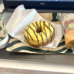 スターバックスコーヒー - 料理写真:バナナチョコドーナツ、タコスサラダラップ、ブリュードコーヒー