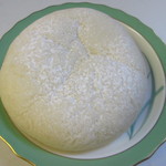 峠のパン屋 - 白いクリームチーズパン１５０円。
