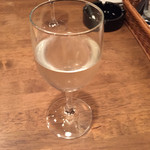 ハンバーグ専門店Hassaku - ワイングラスに注がれた日本酒