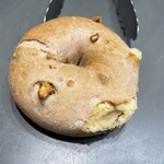 RABBIT BAGELS - 料理写真:くるみメープルクリームチーズ¥280