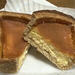 BAKE CHEESE TART - 焦がしキャラメルでチーズのコクが増してて美味しかった