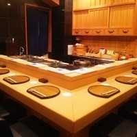 鮨 村上二郎 - 店内 大将ひとりで手が廻る範囲の８席