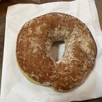 ペンギンベーカリー - 料理写真:もちべえ（きな粉）２４1円。   きなこシュガーを振りかけて仕上げたお店創業の味のふんわりモチモチドーナッツです。  
