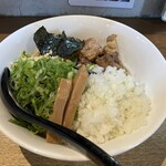 ドラゴンラーメン - 料理写真:個人的にお酢の味変が好きです
