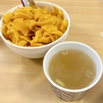 やき鳥 宮川 - セットのスープ＆卓上のたくあん