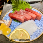 けい馬 - 鮪とイカの刺身定食1,500円✨️インドマグロとヤリイカ。赤身の旨味ととろける中トロのグラデーション！イカの身やゲソの歯応えも最高でした。わさびがあったら、なお嬉しいです♪
