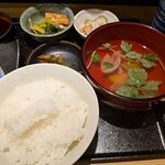 けい馬 - 鮪とイカの刺身定食1,500円✨️ピカピカ＆ツヤツヤのご飯はこれだけで美味！ランチでは珍しい大きなお椀の澄まし汁は根菜に三つ葉でだしの香りが立ちます✨️小松菜の煮浸し、高菜炒め、胡瓜と根菜の酢の物も◎