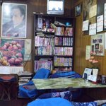 玉蘭 - お店の奥には本棚があり、古いマンガが並べられています。料理が出るまで楽しみましょう。