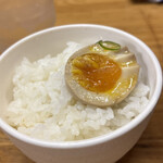 らぁめん 千寿 - 小ライスに煮玉子