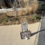 ももとぱん - 道路脇の看板