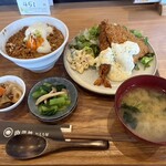 肉菜処 かえる屋  - 料理写真:セルフサービスの水を持って来て暫く待つと注文した愛のよくばり定食１２３０円の出来上がりです。