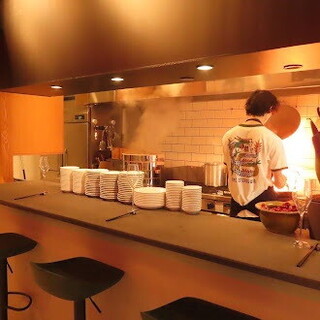 【カウンター4席】仕事帰りの一人飲みや少人数での飲み会におすすめです。