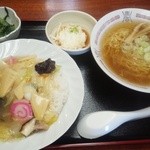 おふくろの味泉 - ラーメンと中華丼のセット　500円 小鉢２個付き