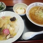 Ofukuro No Aji Izumi - ラーメンと中華丼のセット　500円 小鉢２個付き