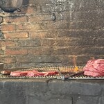森のブッチャーズ - ビーフステーキを焼いている