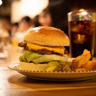 炭火香るハンバーガーは満足感たっぷり。デリバリーにも対応
