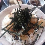 浜潮 - グレの漬け丼　小鉢は筑前煮と茎わかめの佃煮