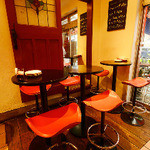 ジュンジーノ - ガラス張りで開放感のある1F席