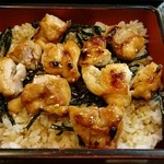 Toriyoshi - 鶏もも肉は絶妙な焼き加減
                        程よい甘さのタレでご飯が進みます