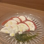 地鶏と旬菜 いとう - 甘いトマトとダイワファームのカプレーゼです