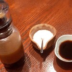 とんかつ梛 - ドレッシング、塩、ウスターソース