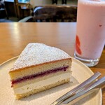 les.feuilles - 後日頂いたヴィクトリアケーキ900円、いちごミルク650円✨️米粉を加えているというしっとりやわらかい生地とバニラシードも感じるバター比率高めなムースリーヌ♡自家製ラズベリージャムも最高！