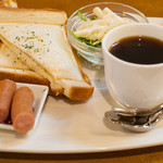 エビアン - モーニングサービスAセット(コーヒー・ツナとチーズの焼きサンド・ウィンナー・サラダ・ヨーグルト)：530円