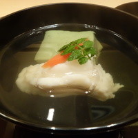 是しん - ☆煮物椀は…油目とよもぎの胡麻豆腐☆