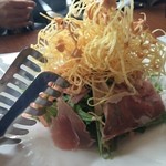 トーキョーストーリーカフェ - ｼｬｷｼｬｷ水菜とｶﾘｶﾘﾎﾟﾃﾄと生ﾊﾑのｻﾗﾀﾞ1,200円