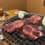 五郎 - 牛たんを焼く