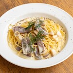 小柱と赤玉ねぎのアンチョビクリーム