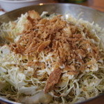 焼肉きんぐ 吉田店 - 味濃いきゃべつサラダ