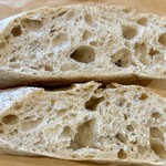 薪窯パン 西の都 - バゲットの断面