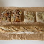 薪窯パン 西の都 - 料理写真:フォカッチャ赤、チーズチャバタ、バゲット