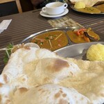 NEPAL KITCHEN HimAL - ナン、大きい