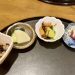 三年や - ランチの小鉢　厚揚げの煮物、お新香、きゅうりの昆布和え、まぐろの中落ち