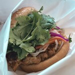 フレッシュネスバーガー - 料理写真:パクチーチキンバーガー（バインミー）パクチー3倍　¥850
