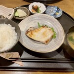 三年や - ランチ　目抜けの粕漬け　¥900(先行提供いただいたマグロ中落ちなど小鉢は、ビールのあてに食い散らかし)
