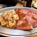 焼肉 一力 - （左）上ミノと極上ロース