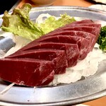 焼肉 一力 - 【シン刺し】
            オーダー必須の逸品。シン=心臓刺し。分厚くカットされたシン刺しは、臭みも無く歯応えもあり。生姜醤油と胡麻油で。個人的に生姜醤油がいい。