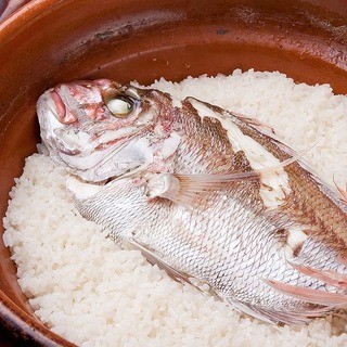 ``Taimeshi'' cooked in a Shigaraki clay pot