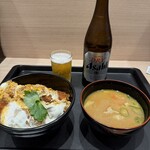 松のや - 料理写真:■親子ささみかつ丼+豚汁¥960
■中瓶ビール¥590