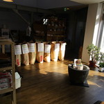 米屋のおにぎり　ぷくぷく亭 - 奥はお米屋さんですね