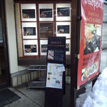 ドライブイン赤尾(仮) - 外観のポスターとメニューの看板です