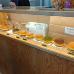 やねん。スイーツ直売所 - カウンター下段 ショーケース 生ドーナツ 見本
