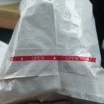 背中のテープを挽くと簡単に開封できます。