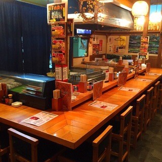 カウンター席は中で作業している店主と会話も楽しみながら一杯！