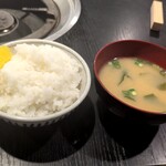 博多もつ鍋 蟻月 - セットの白飯・味噌汁