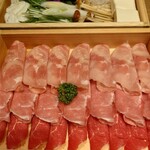 モンゴル薬膳しゃぶしゃぶ小尾羊 - 肉3種（牛ロース・豚ロース・鶏肉）、野菜11種