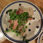 2015年3月：ライ麦パンを楽しむ(\1250)…クレソンの下にはレバーケーゼとソーセージ２本、お皿にポークリエットが入っていてザワークラウトが添えられています